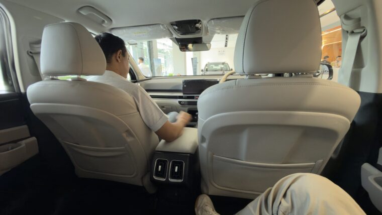 Kia Sorento HTE 7 seater middle row space is impressive